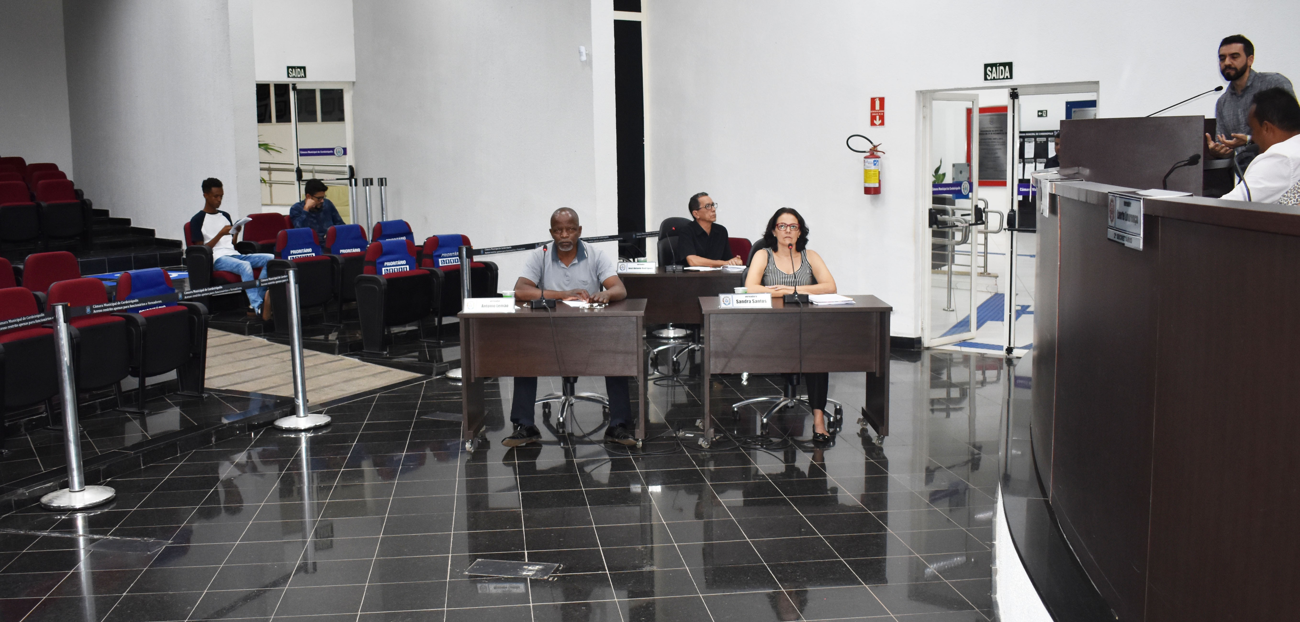 Imagem da notícia: Câmara aprova projeto que concede espaço público para uso de serviços