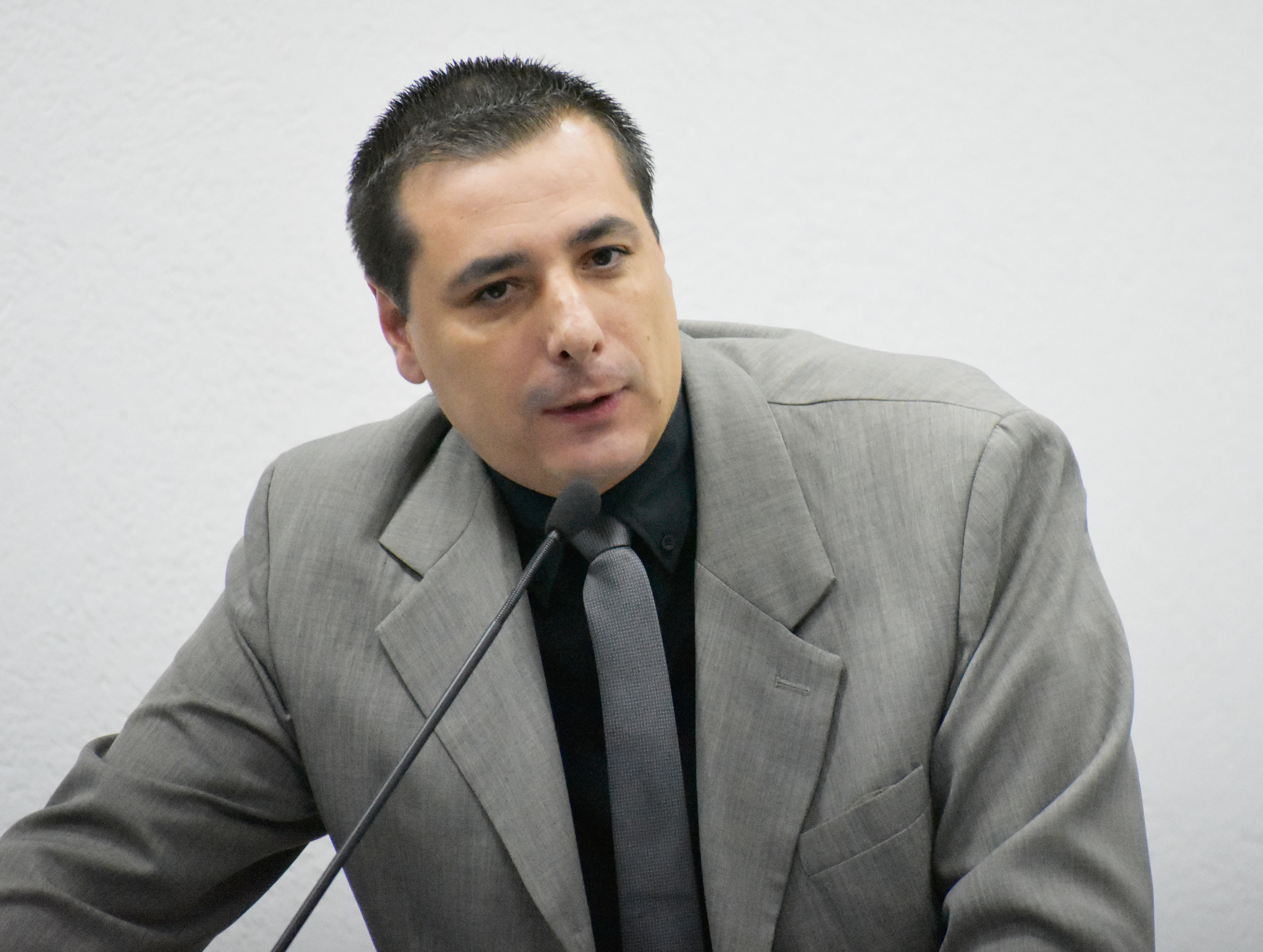 Imagem da notícia:  Advogado usa Tribuna Livre durante Sessão