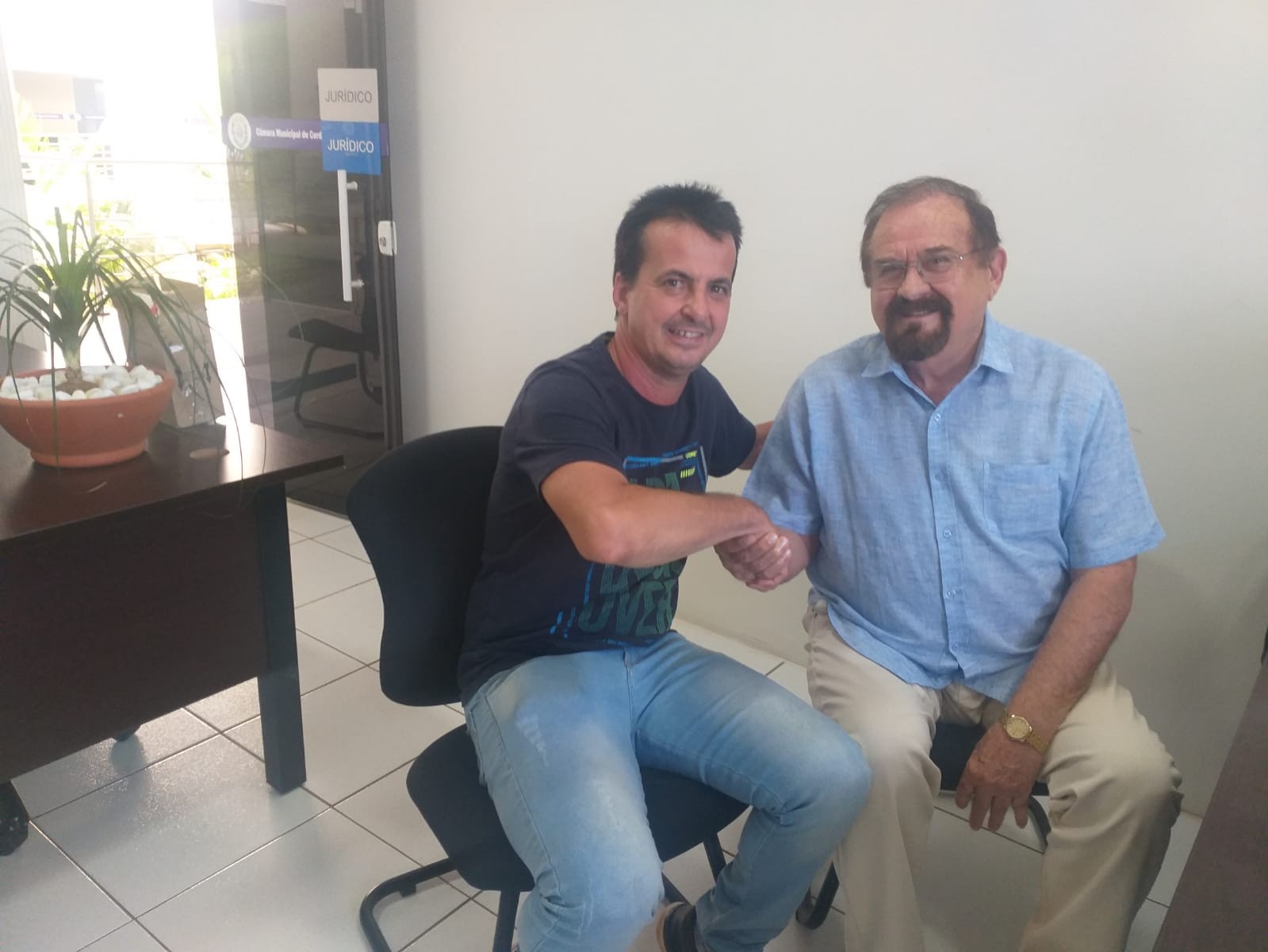 Imagem da notícia: Vereador Valmir recebe Aldo Demarchi em seu gabinete