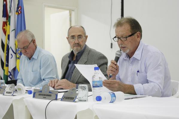 Imagem da notícia: Retirada de projetos e indicações marcam sessão