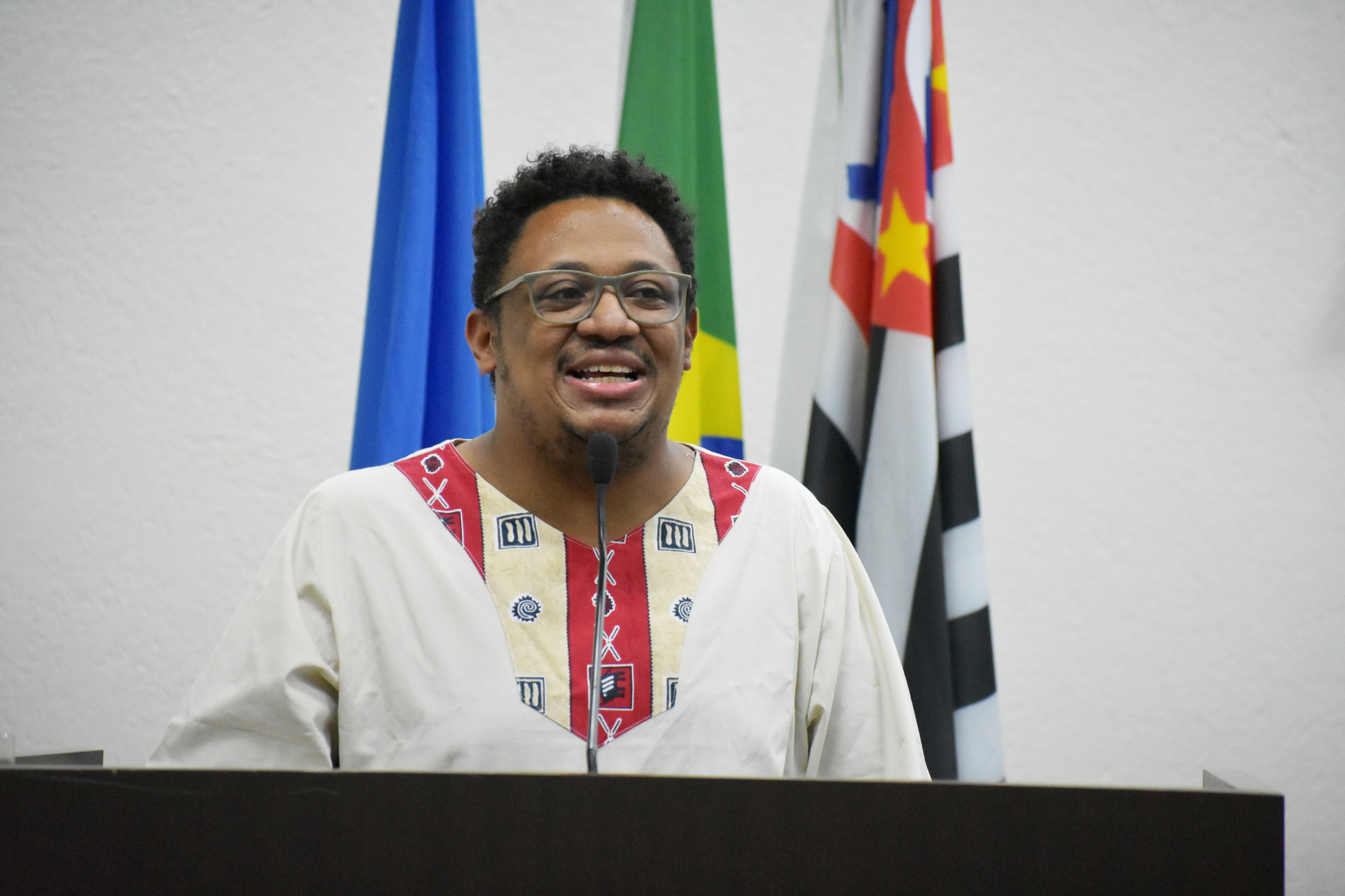 Imagem da notícia: Consciência Negra - Homenagem tem participação de professor na Câmara Municipal