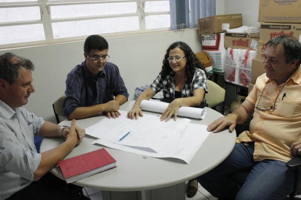 Imagem da notícia: Vereadora faz reunião com representantes de empresa