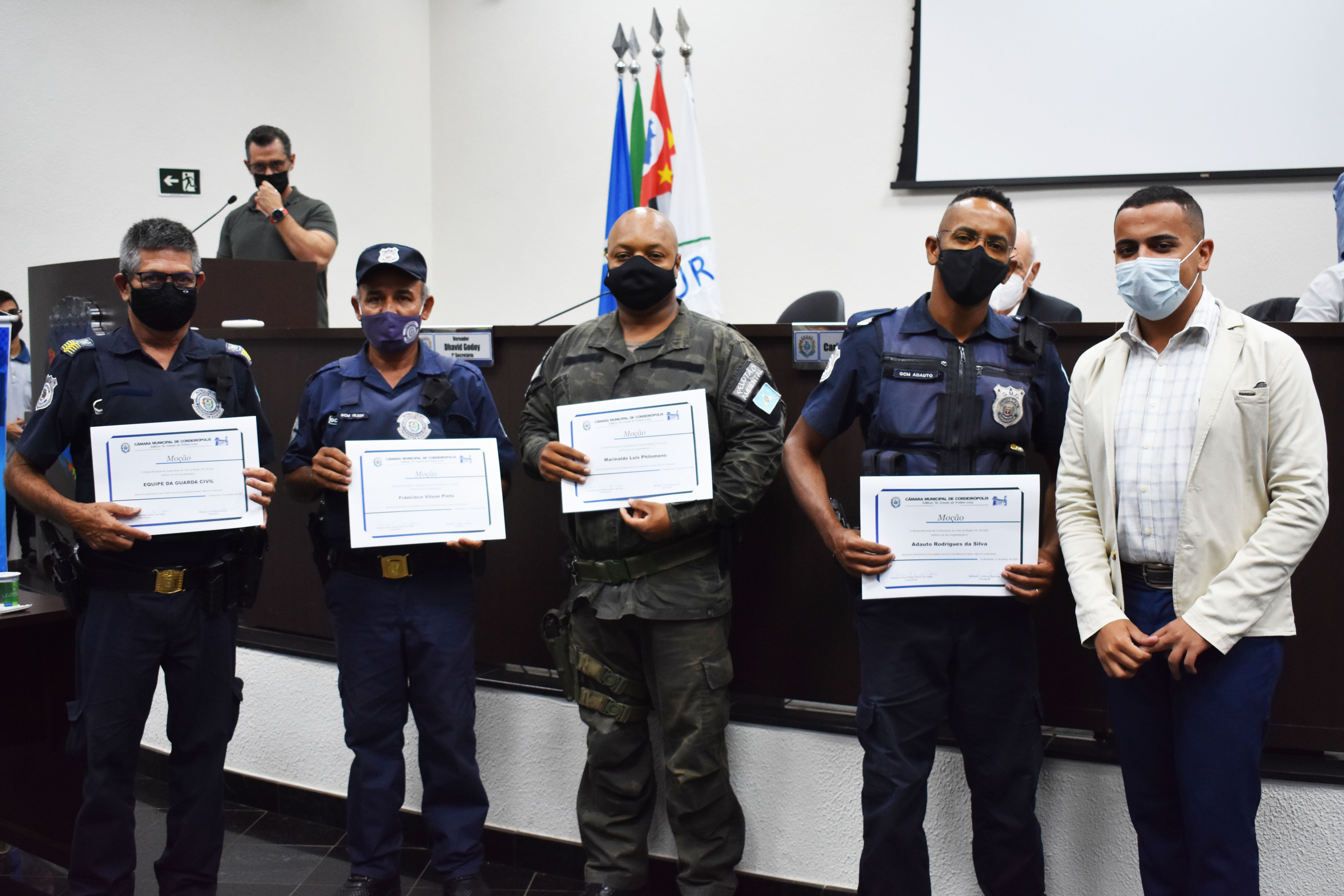 Imagem da notícia: GCMs recebem homenagem por salvamento a bebê
