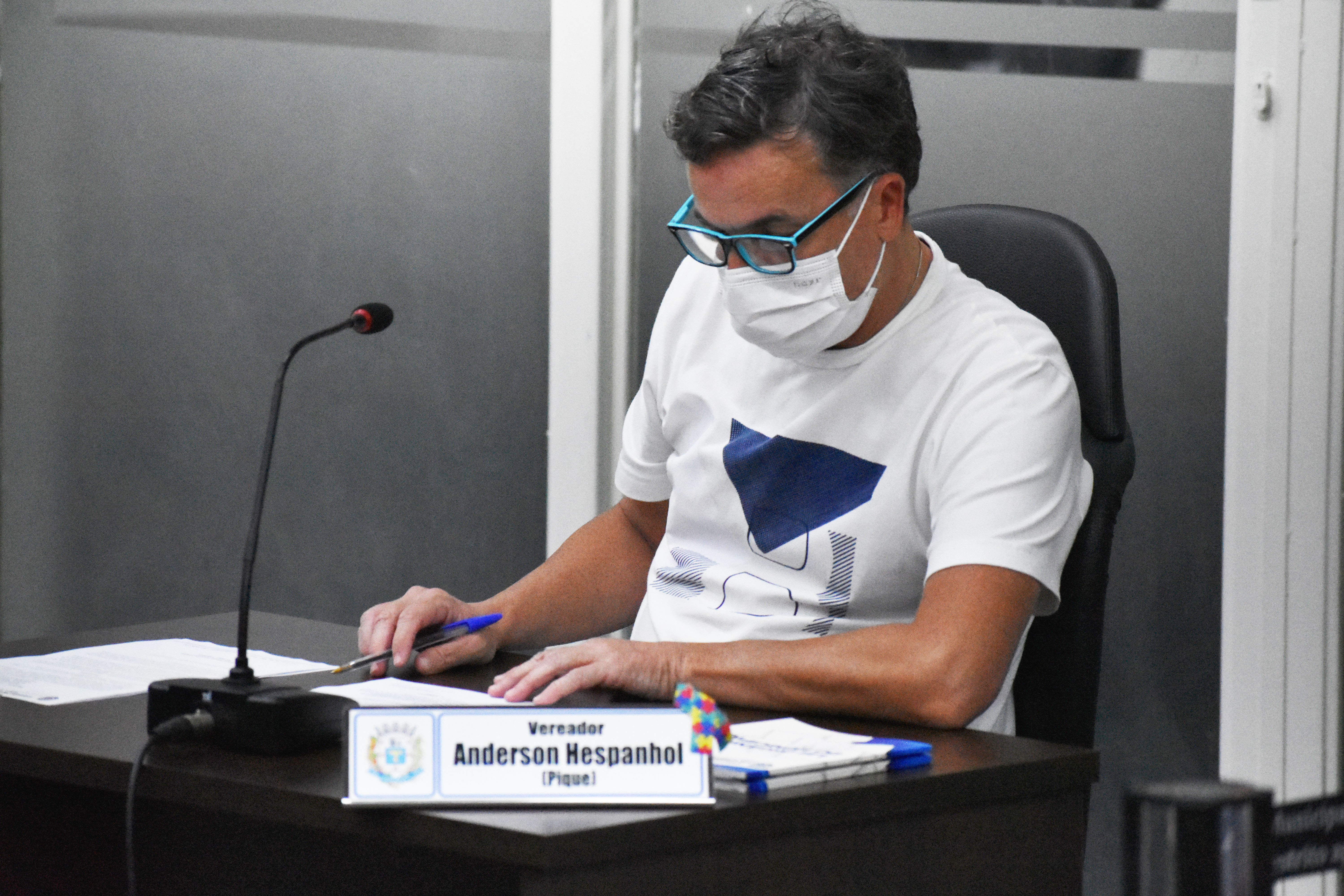 Imagem da notícia: Vereador Anderson Hespanhol apresenta Moção de congratulações a autor de livro