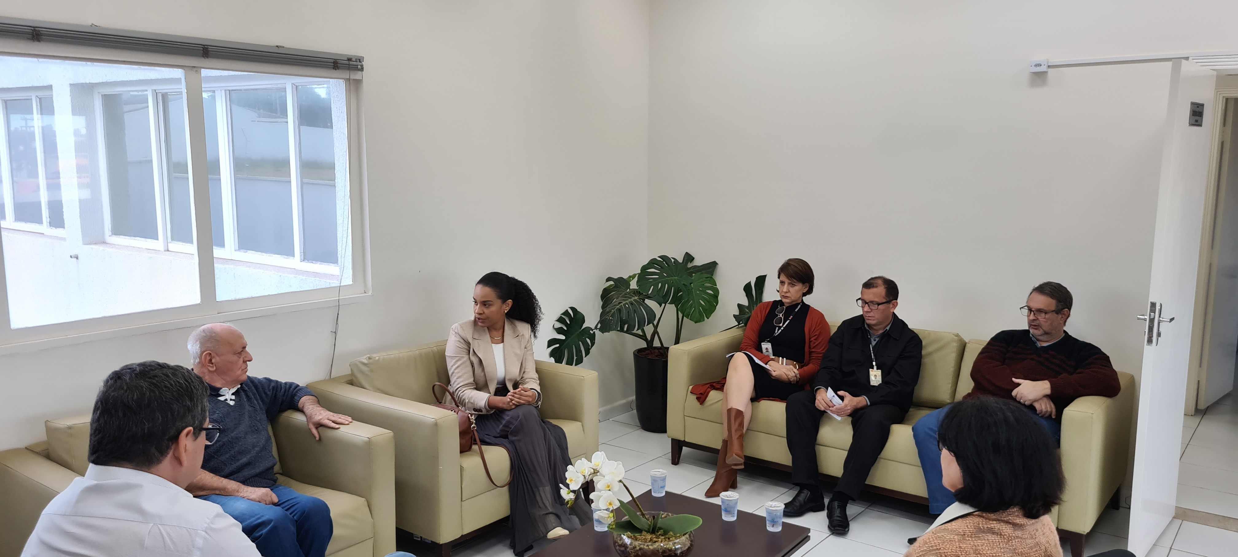 Imagem da notícia: Presidente da Câmara recebe nova juíza em seu gabinete