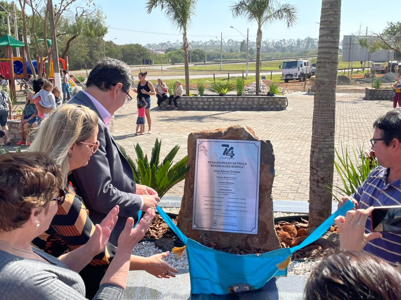 Imagem da notícia: Parlamentares participam da reinauguração da praça no Jardim Cordeiro