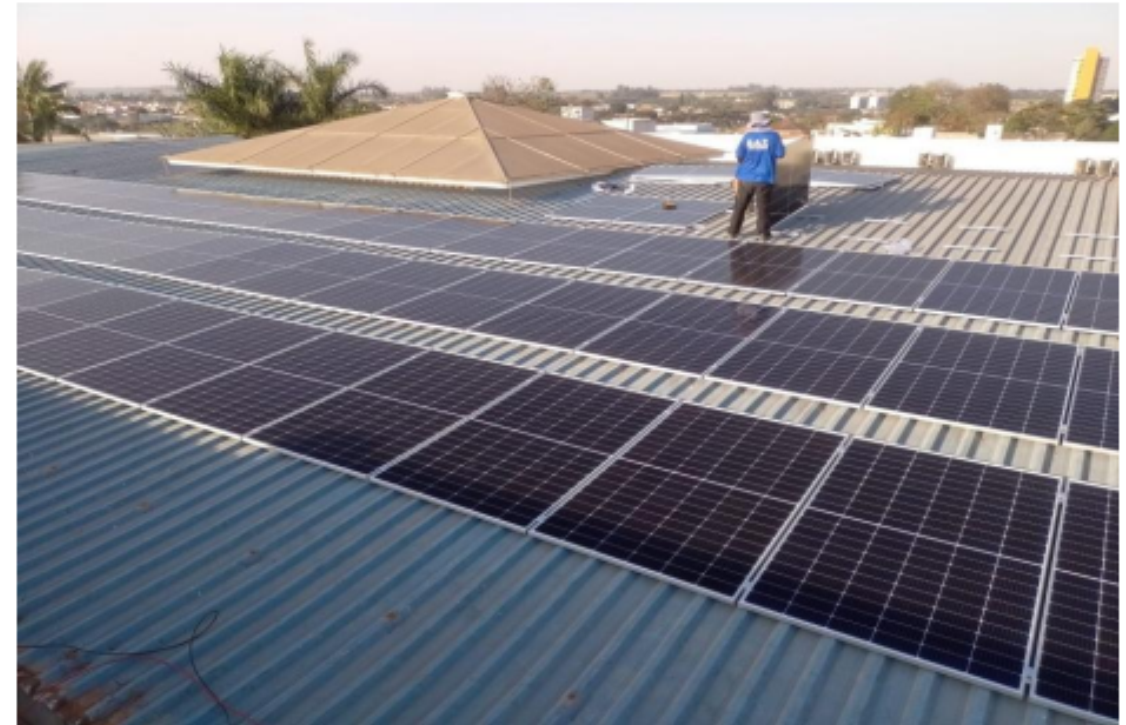 Imagem da notícia: A Câmara é o primeiro prédio público da cidade a ter placas solares de energia limpa