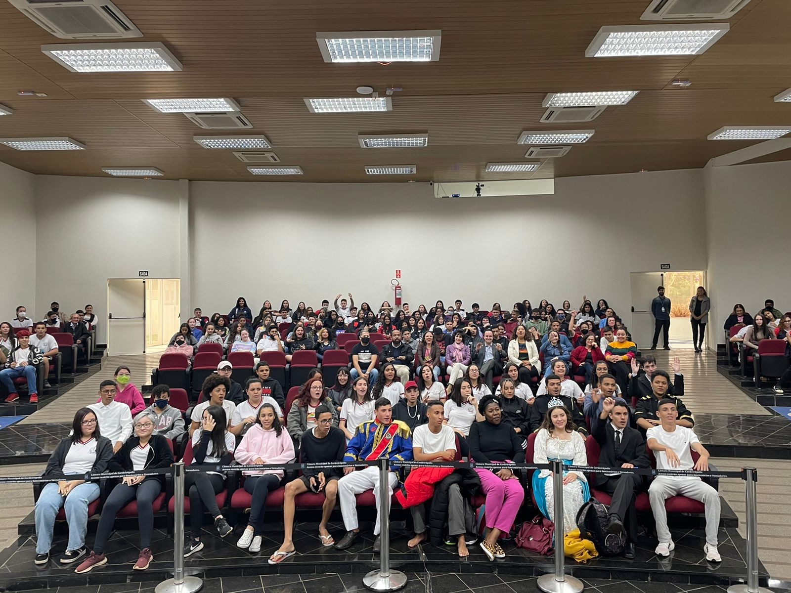 Imagem da notícia: Alunos lotam o plenário e acompanham a palestra de como criar uma lei