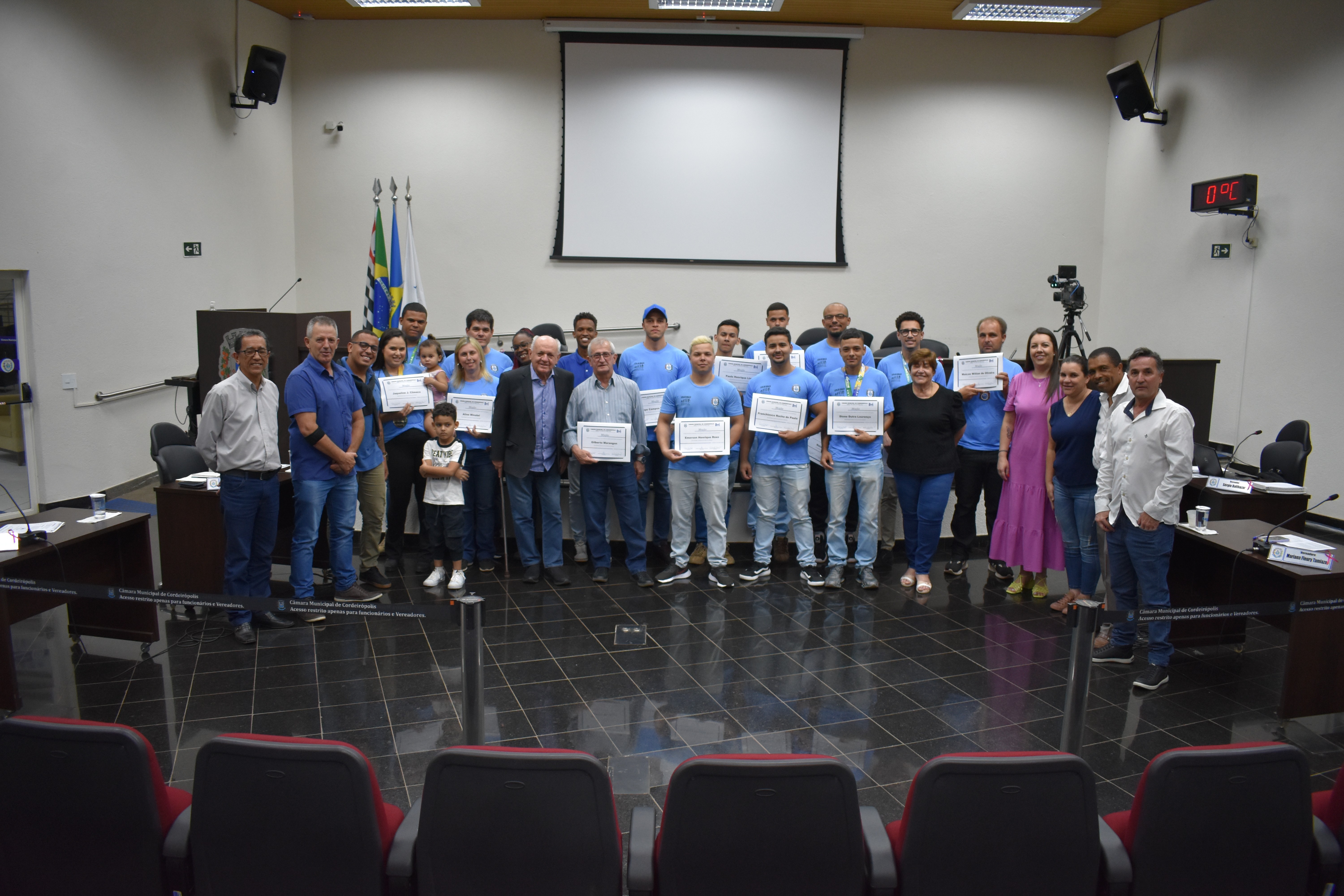 Imagem da notícia: Vereadores entregam Moção a equipe de Luta de Braço