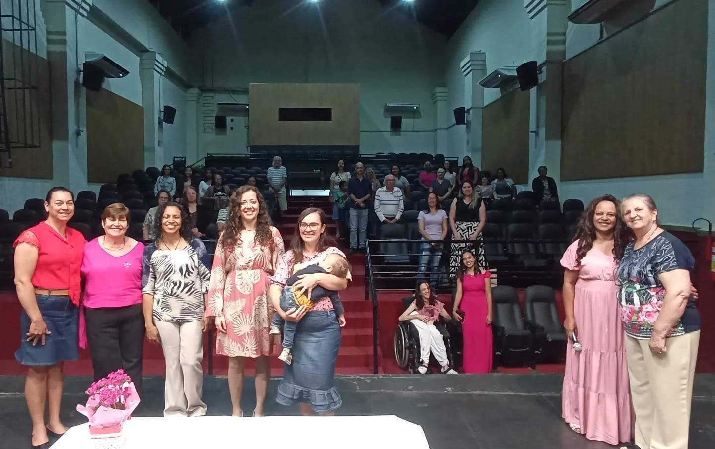 Imagem da notícia: Vereadora Neusa participa de evento especial de mulheres
