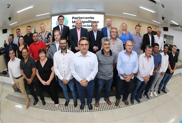 Imagem da notícia: Parlamentares acompanham Parlamento com deputados eleitos