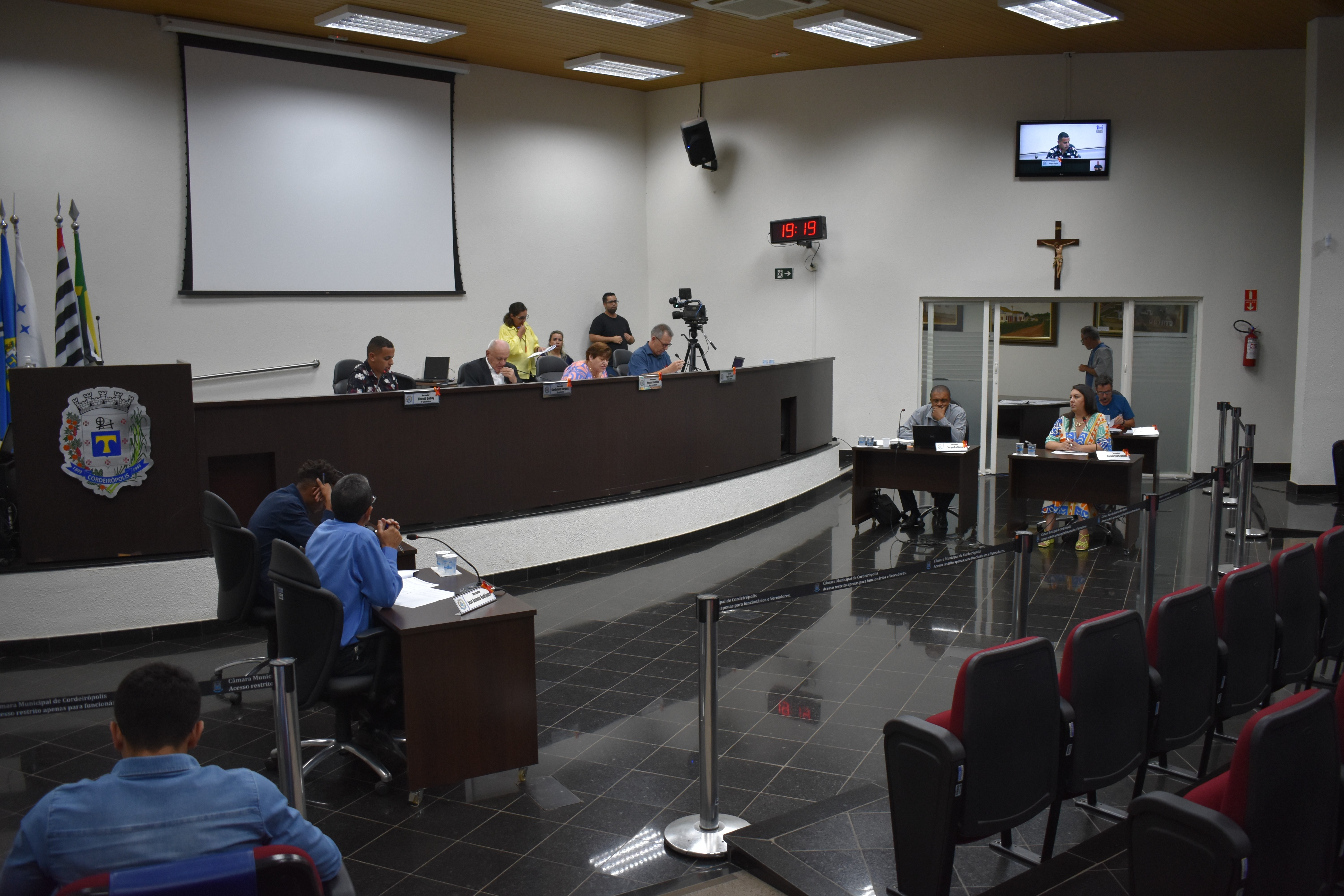 Imagem da notícia: Parlamentares aprovam abono aos servidores municipais