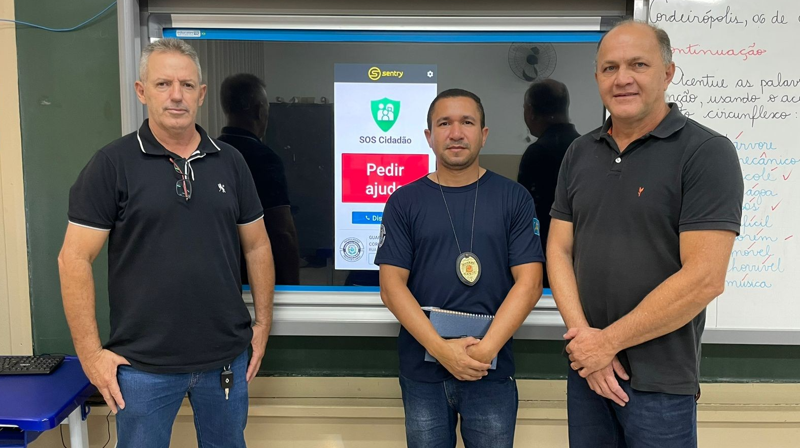 Imagem da notícia: Vereador Paulo C. de Moraes acompanha instalação do "botão do pânico" nas escolas