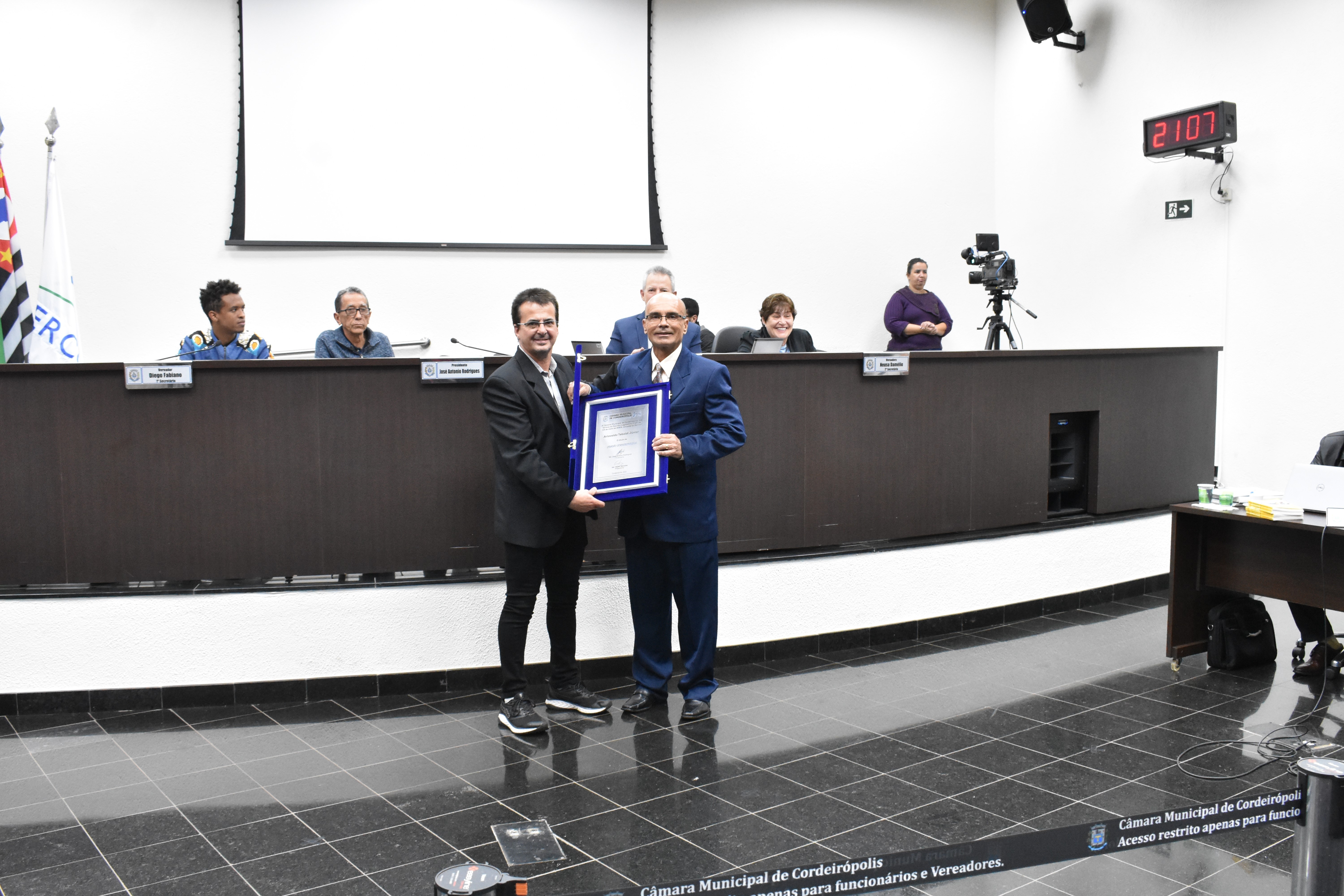 Imagem da notícia: Ver. Valmir Sanches entrega Título de Cidadão Cordeiropolense ao Prof. Ariovaldo Tebaldi Jr.