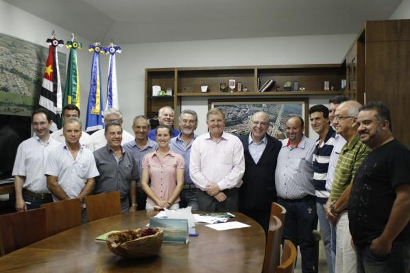 Imagem da notícia: Secretário se reúne com autoridades e produtores rurais