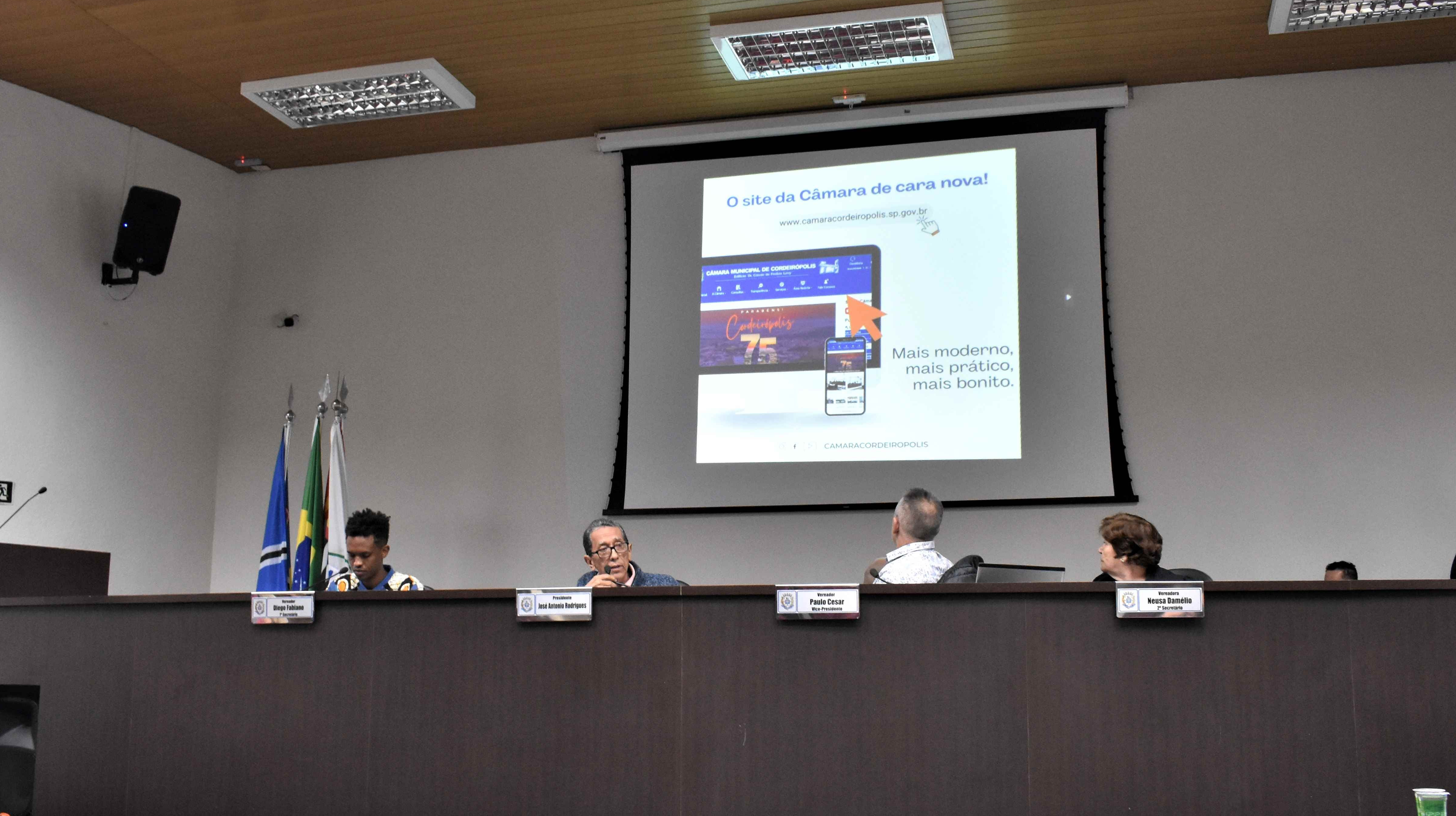 Imagem da notícia: Presidente fala da "Cara nova do Site Oficial da Câmara" na 19ª Sessão