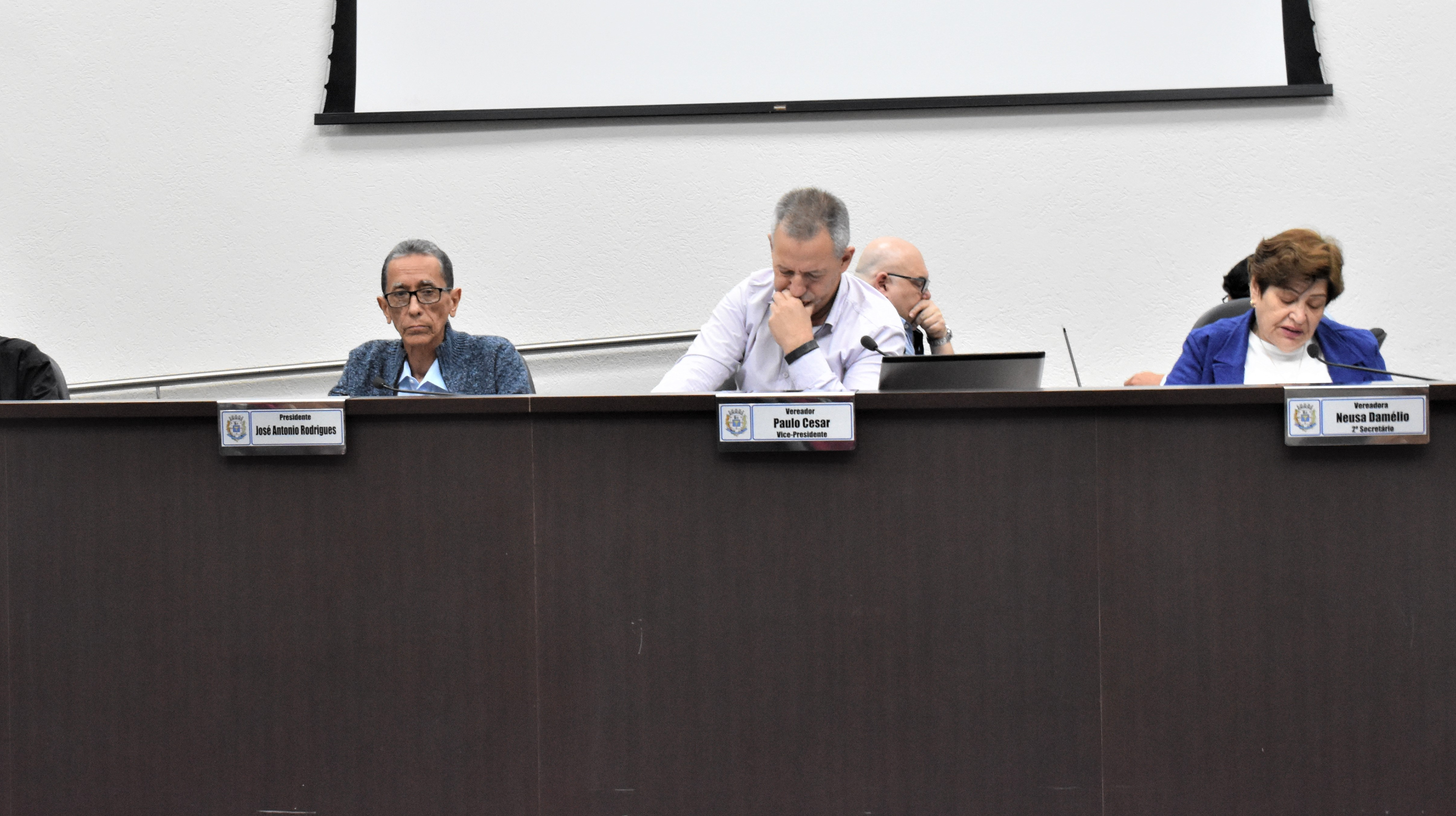 Imagem da notícia: Autismo no atendimento preferencial, pedido do Presidente da Casa e da Ver. Neusa Damélio