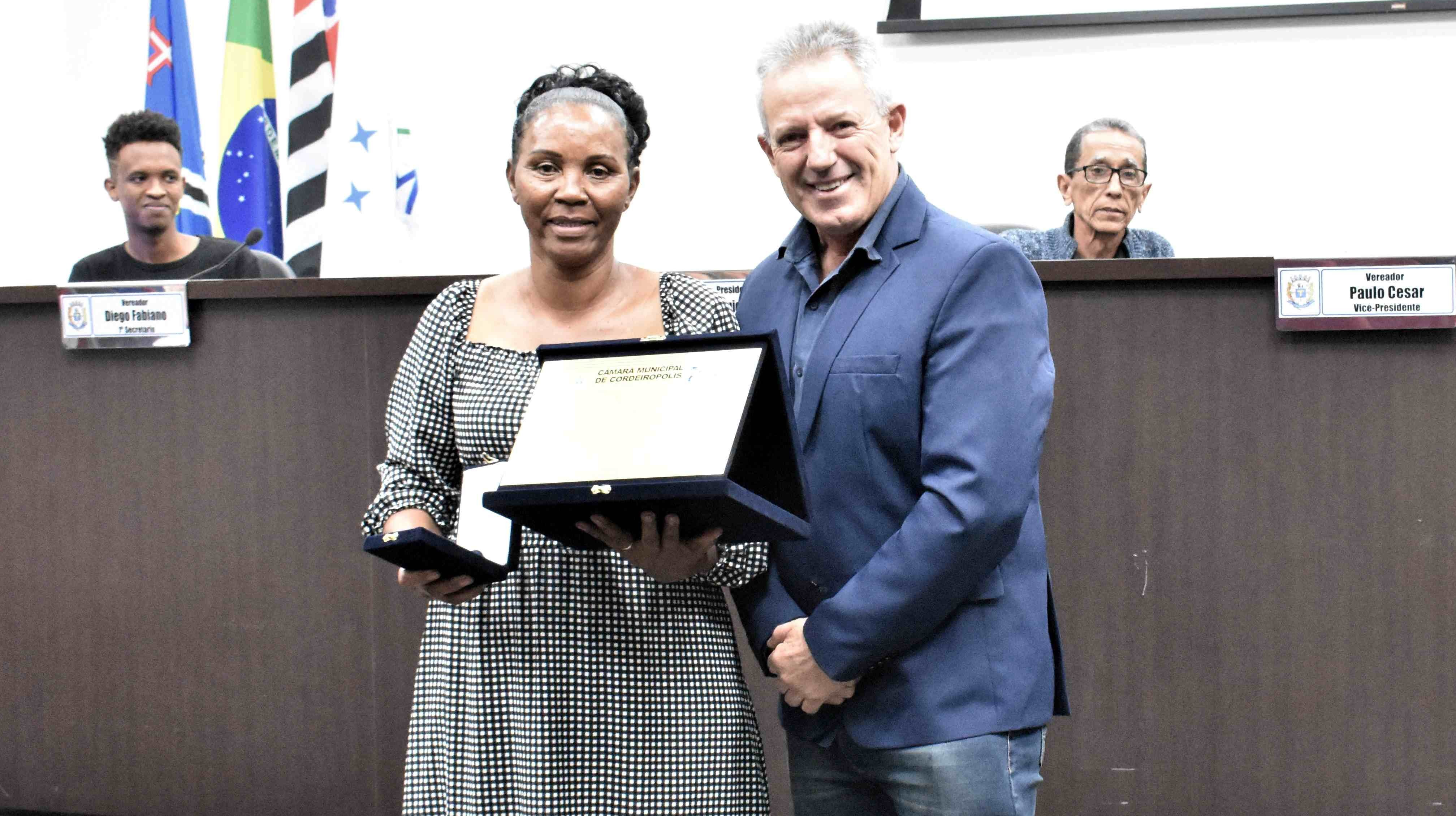 Imagem da notícia: Ver. Paulo C. Morais homenageia Pra Eleuza Caetano com "Medalha Arautos da Paz"