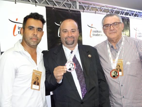 Imagem da notícia: Vereadores recebem a Medalha Tiradentes