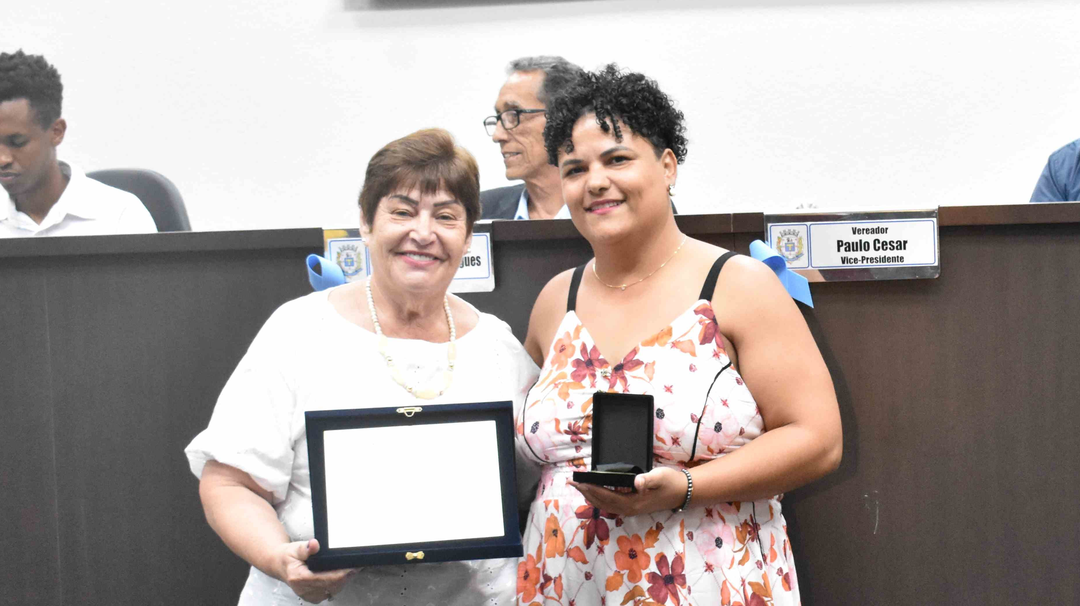Imagem da notícia: Ver. Neusa Damélio entrega Medalha "Zumbi dos Palmares" para Giovana Tatajuba