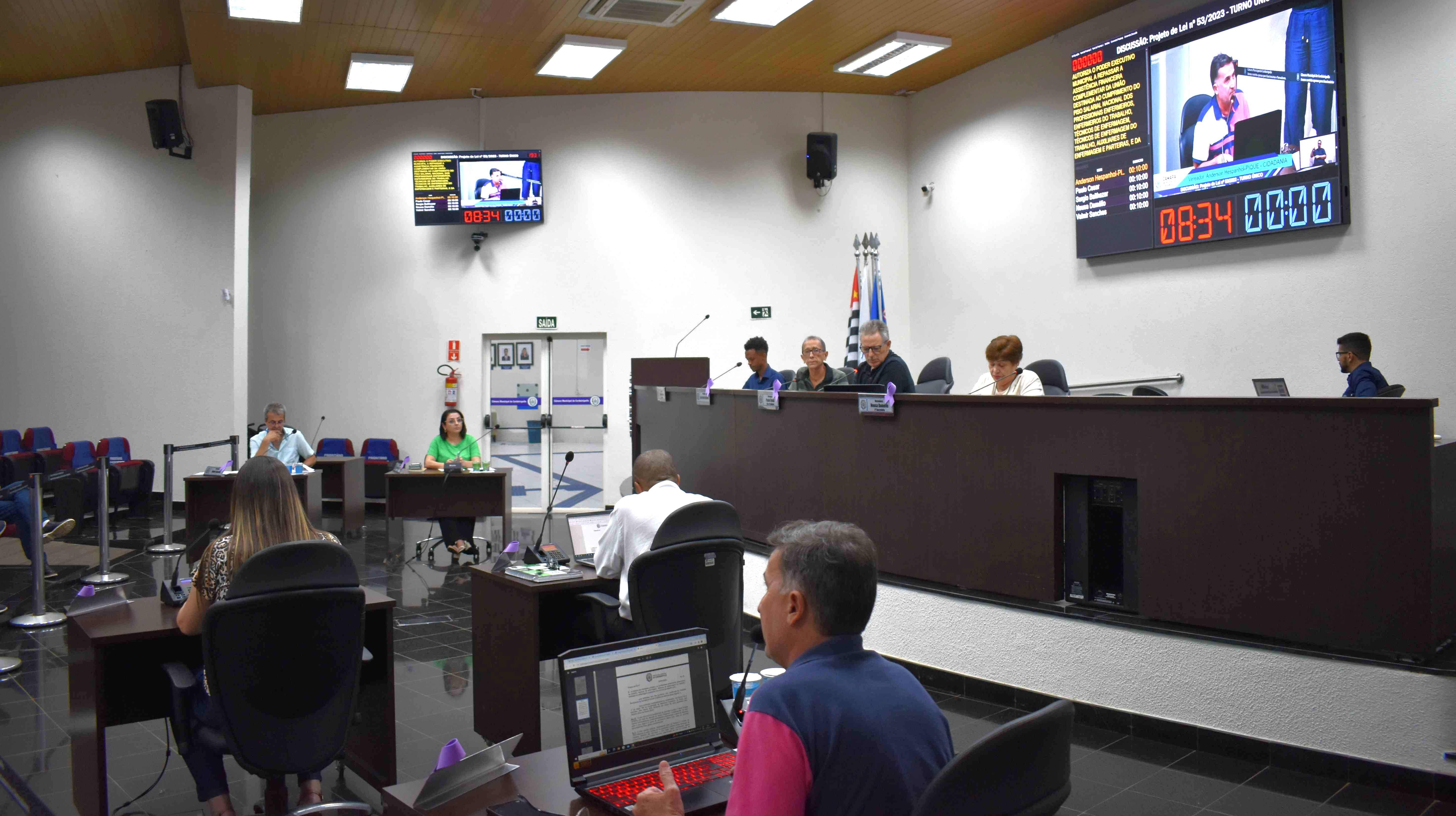 Imagem da notícia: Vereadores aprovam manutenção no piso salarial da Enfermagem