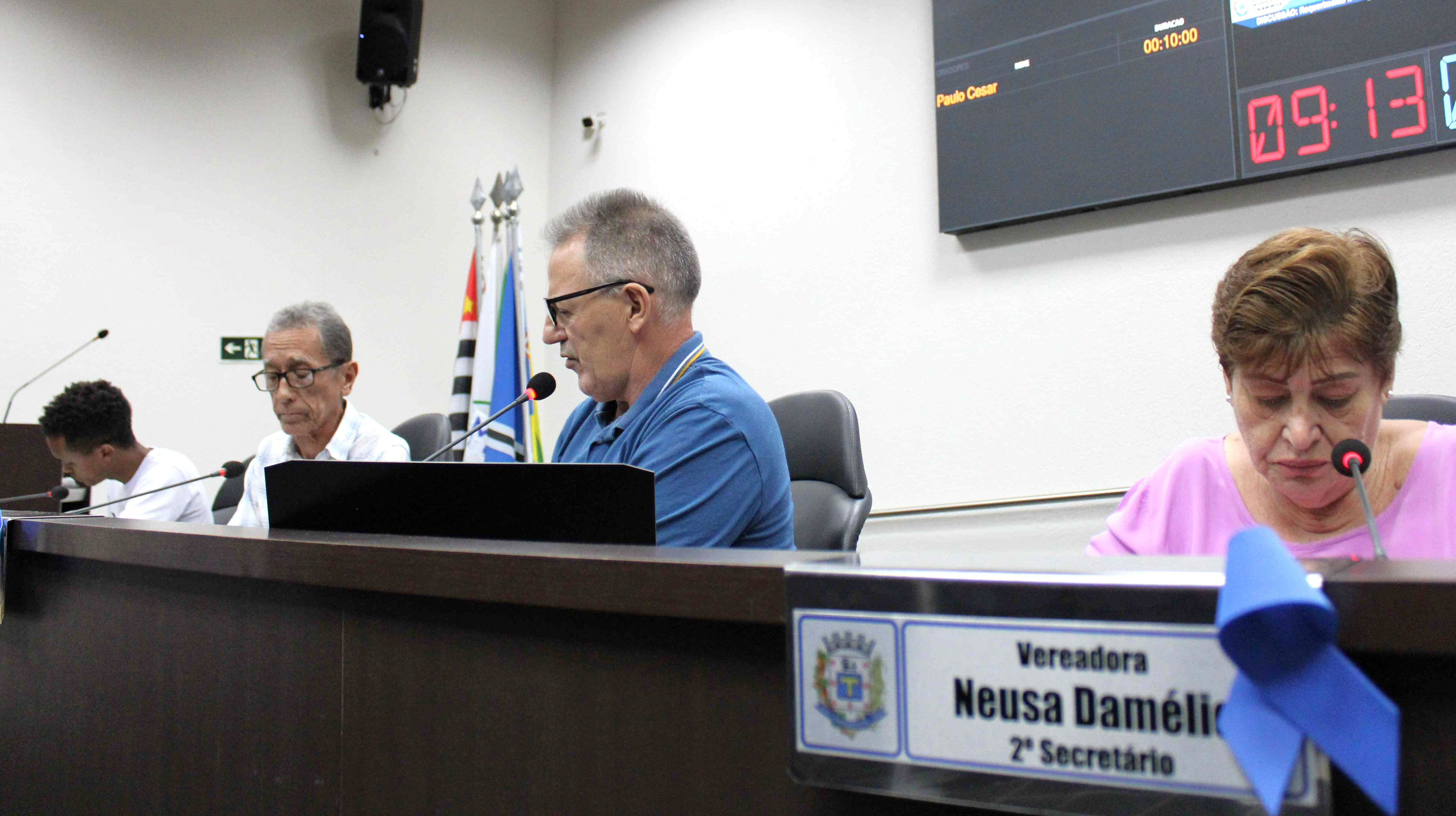 Imagem da notícia: Executivo oficializa reajuste salarial e do vale alimentação de seus servidores