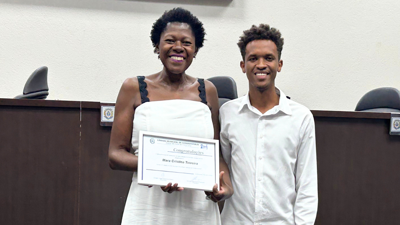Imagem da notícia: Professora Mara Cristina Teixeira Recebe Homenagem na Câmara de Cordeirópolis pelo Projeto África Brasil