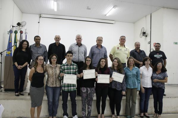 Imagem da notícia: Na volta, vereadores prestam homenagem a estudantes