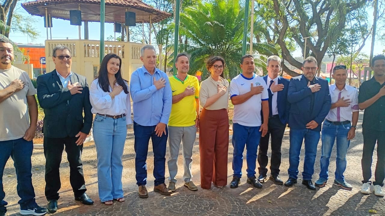 Imagem da notícia: Hasteamento da bandeira marca celebração do 7 de Setembro com a participação dos vereadores 