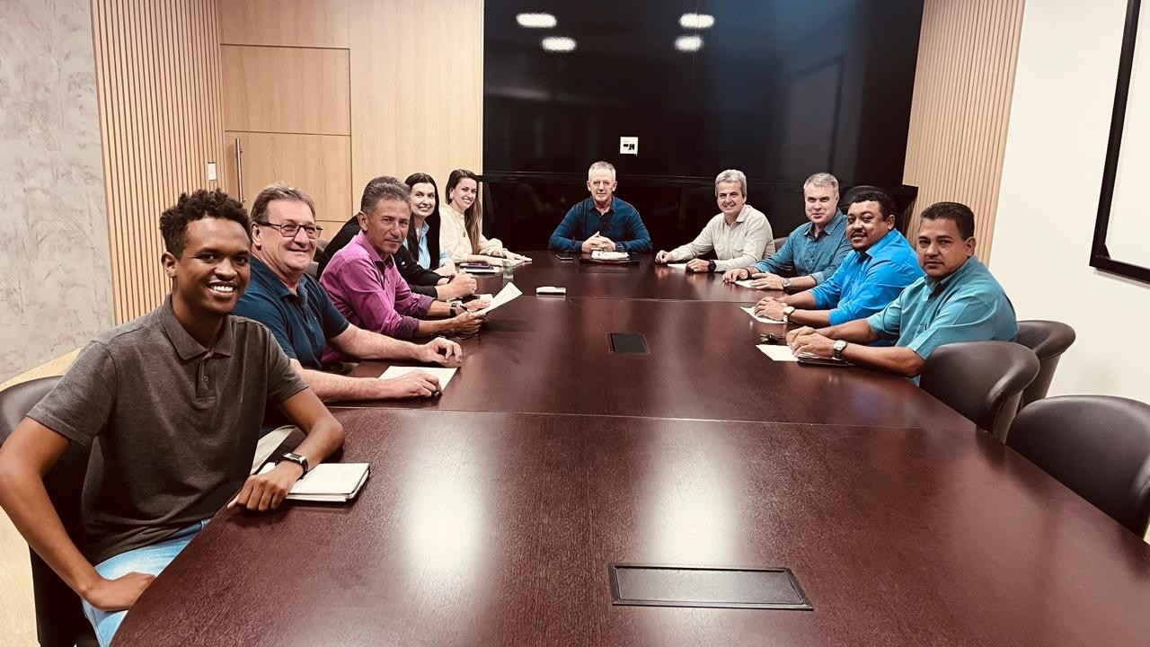 Imagem principal da notícia Vereadores se reúnem com secretários para discutir projeto de infraestrutura habitacional
