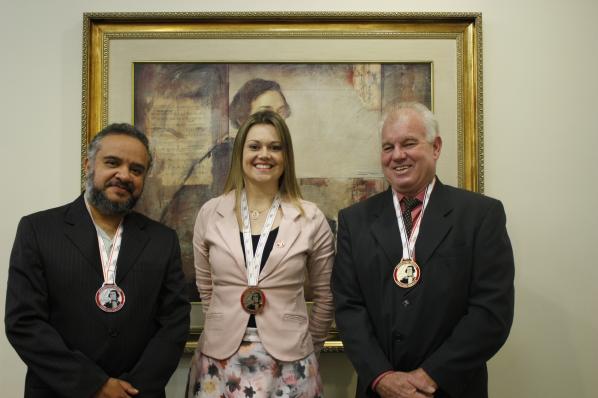 Imagem da notícia: Vereadores recebem medalha