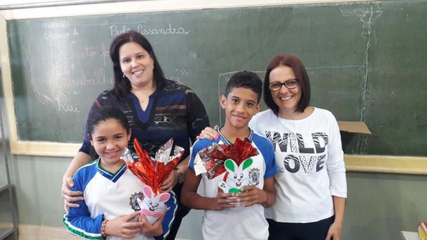 Imagem da notícia: Vereadora Sandra entrega ovos de Páscoa para os alunos da escola Levy