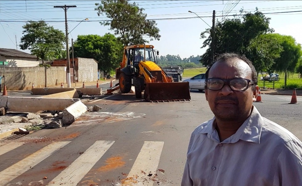 Imagem da notícia: Carioca acompanha a obra da rotatória no Jardim Cordeiro