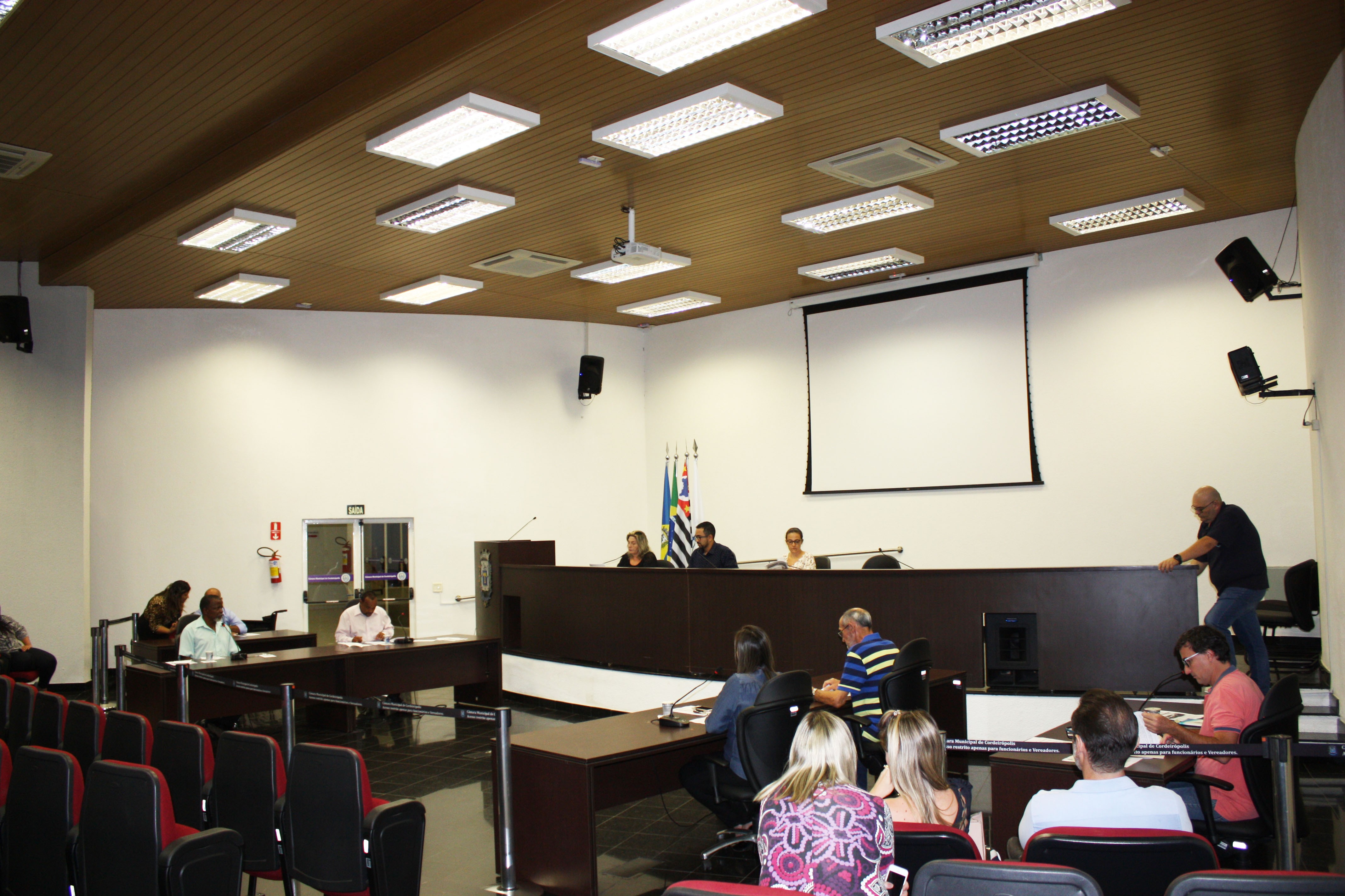 Imagem da notícia: Ruas, escolas e servidores públicos são pautas de indicações durante sessão