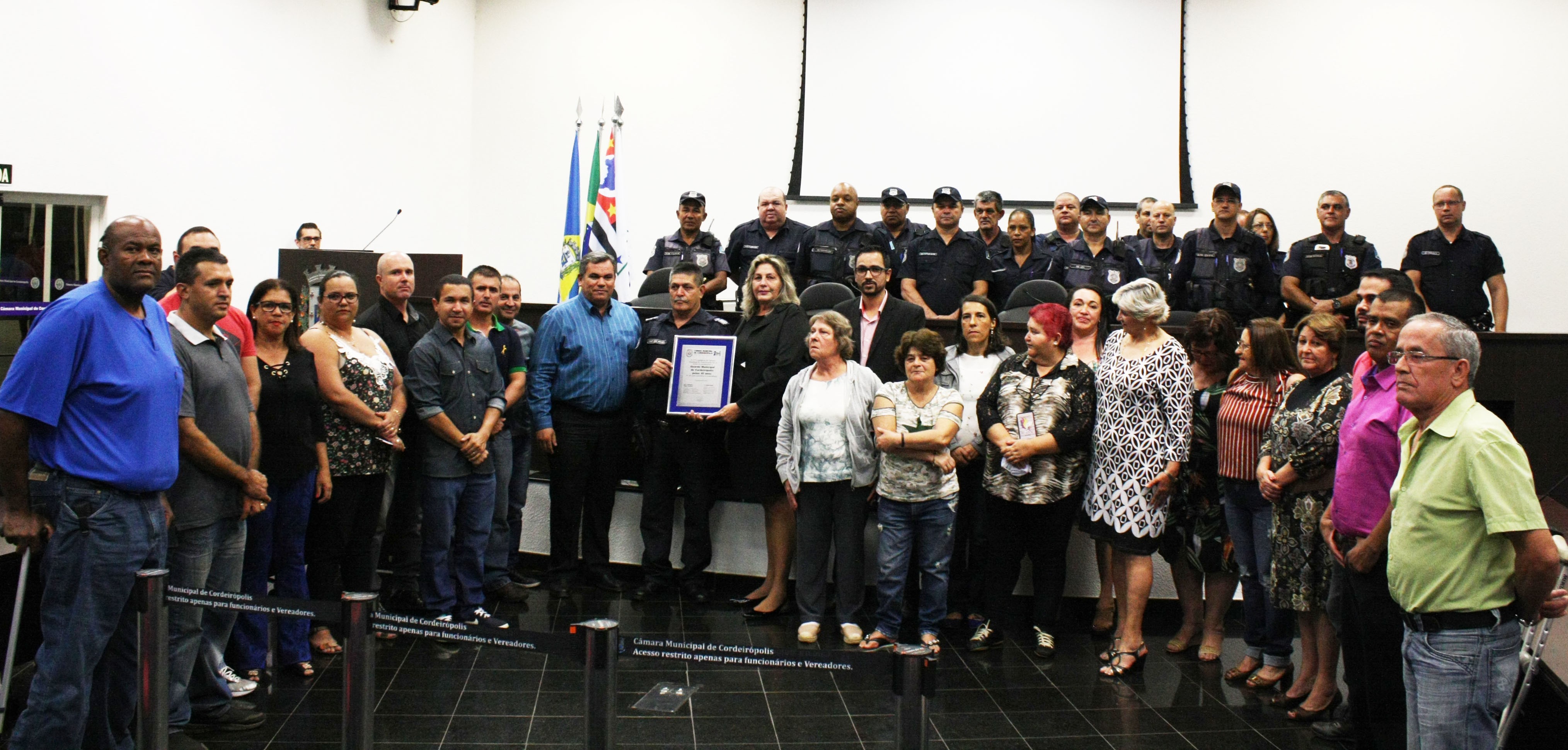 Imagem da notícia: GCMs são homenageados na Câmara pelos 40 anos de corporação 