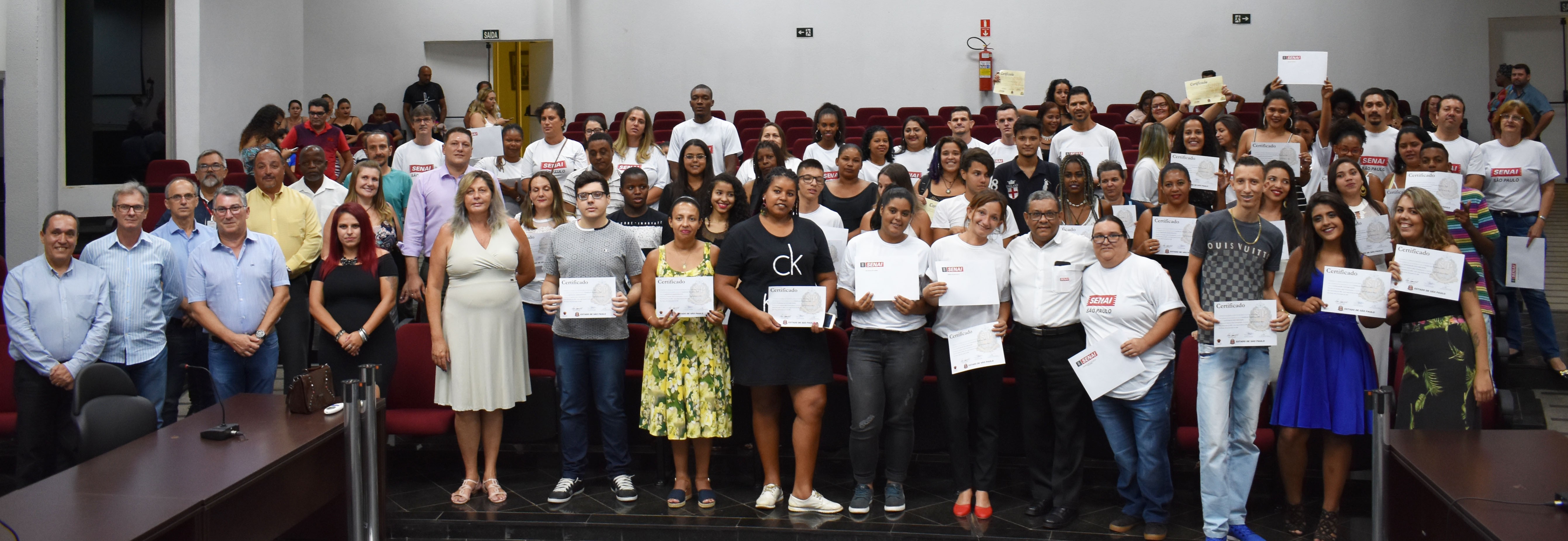 Imagem da notícia: Câmara participa da formatura de cursos profissionalizantes